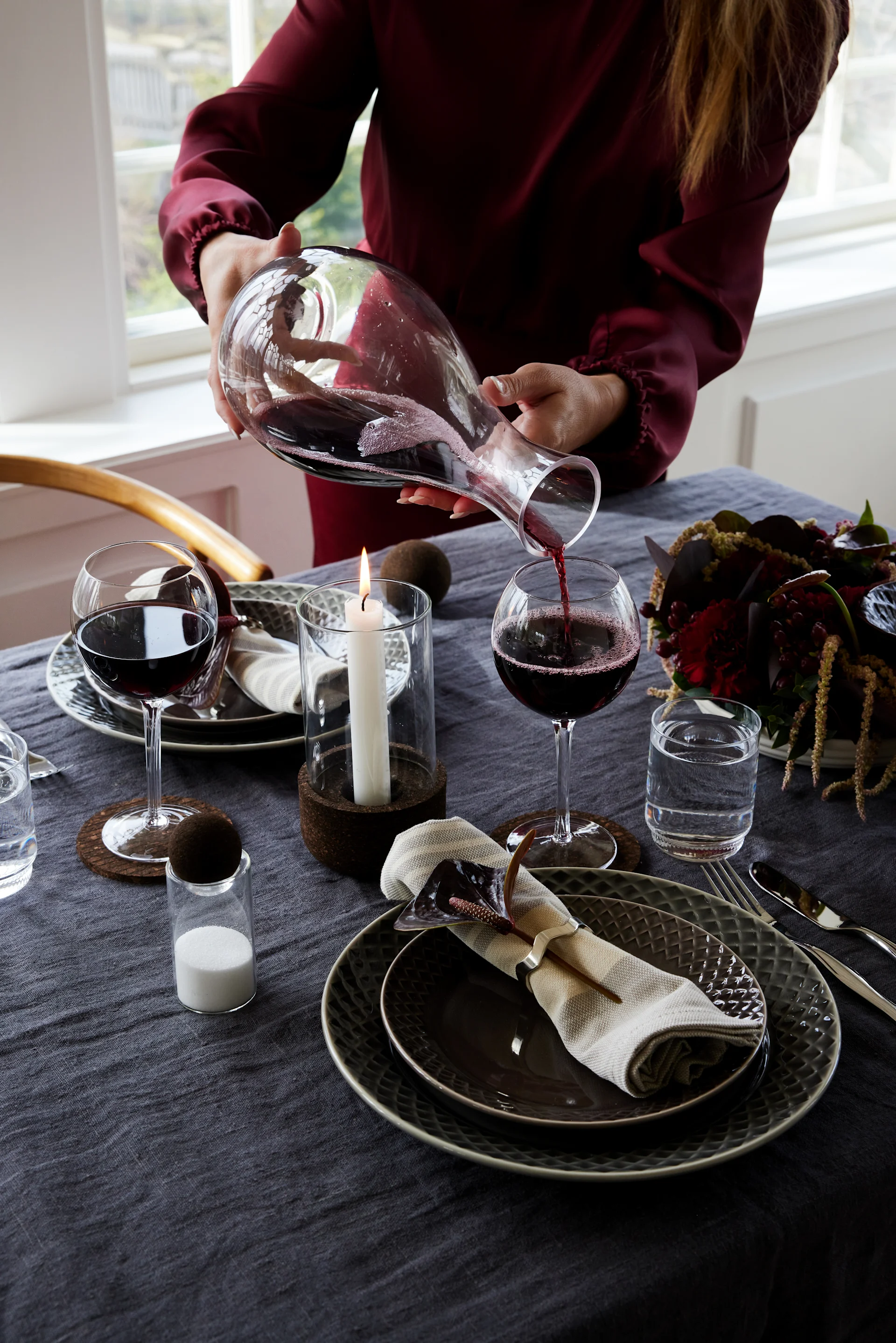 Eine einheitliche Tischdeko sorgt für ein stimmungsvolles, romantisches Ambiete. Decken Sie den Tisch mit dunklen Tönen und ergänzen Sie die Dekoration mit kleinen stilvollen Details.
