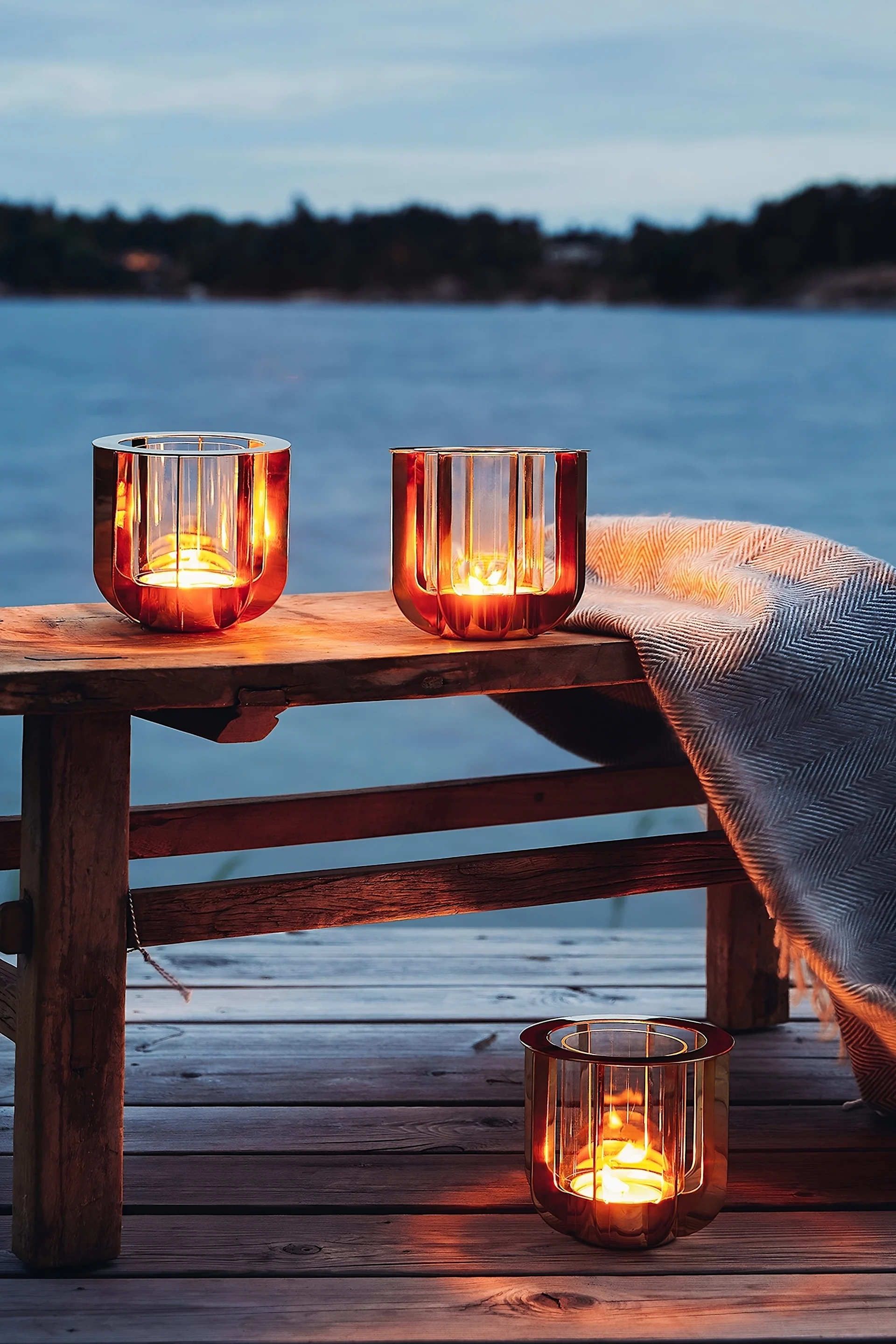 Mit Laternen und Windlichtern schaffen Sie draußen eine gemütliche Atmosphäre, beispielsweise mit einem großen Windlicht, wie dem Jazz-Windlicht von Klong.