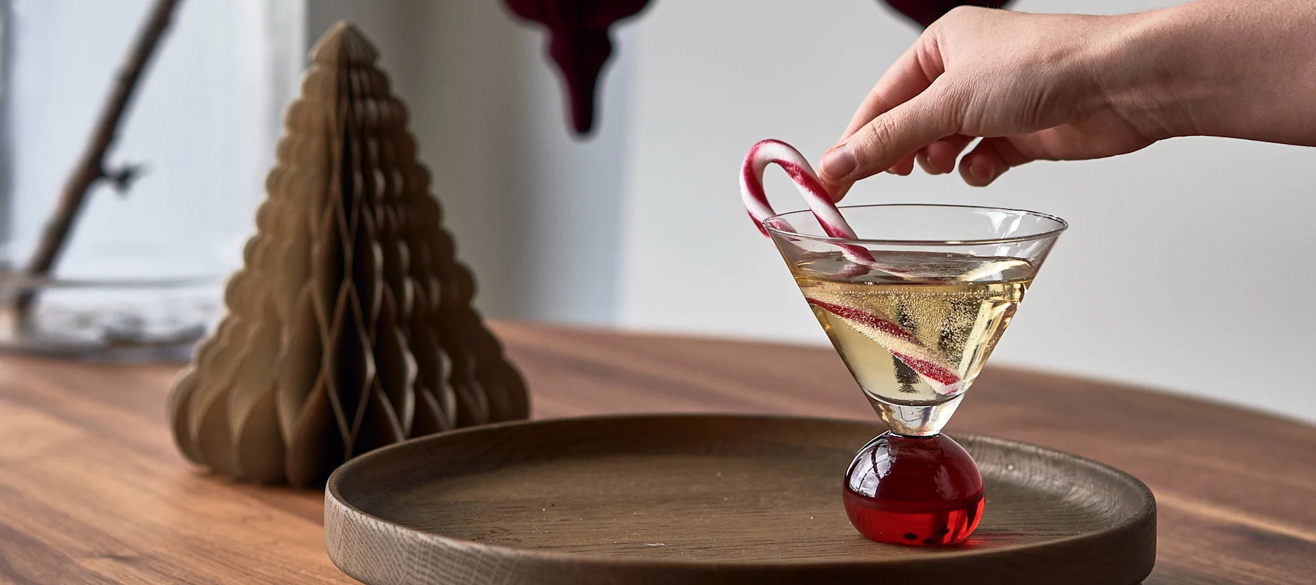 Einfache Weihnachtscocktails: Bieten Sie Ihren Freunden und Ihrer Familie dieses Jahr einen einfachen, festlichen Weihnachtscocktail an. Hier sehen Sie die Tasse und Untertasse Freckle von Scandi Living mit der Serviette Lines von Cooee Design.