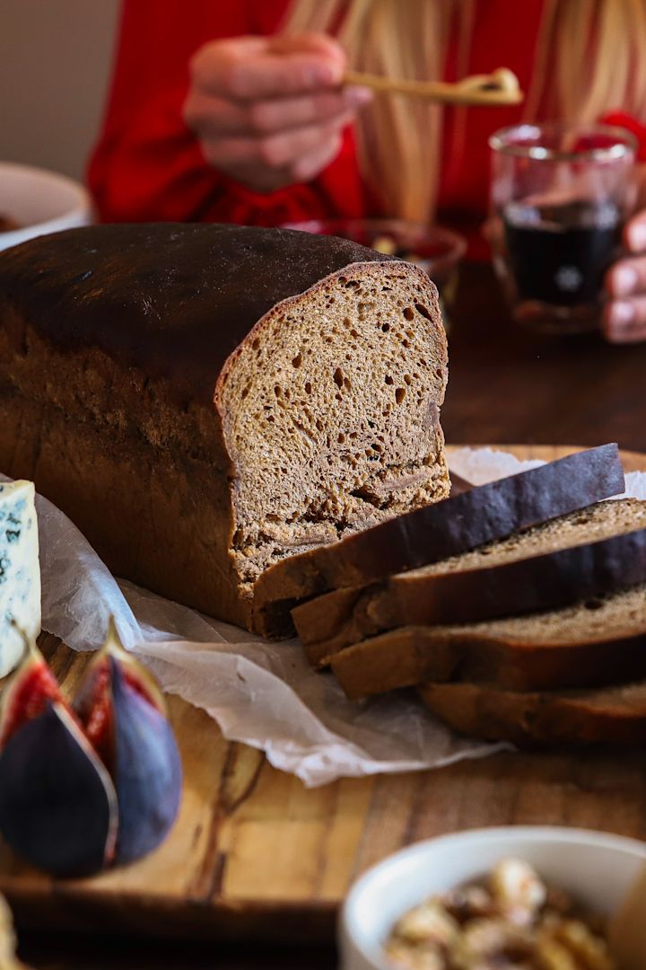 Weihnachtsrezepte  von Baka med Frida: Hier sehen Sie einen fertiges Vörtbröd, ein klassischen schwedisches Würzbrot, das auf einem Holzbrett mit Blauschimmelkäse und Feigen serviert wird.