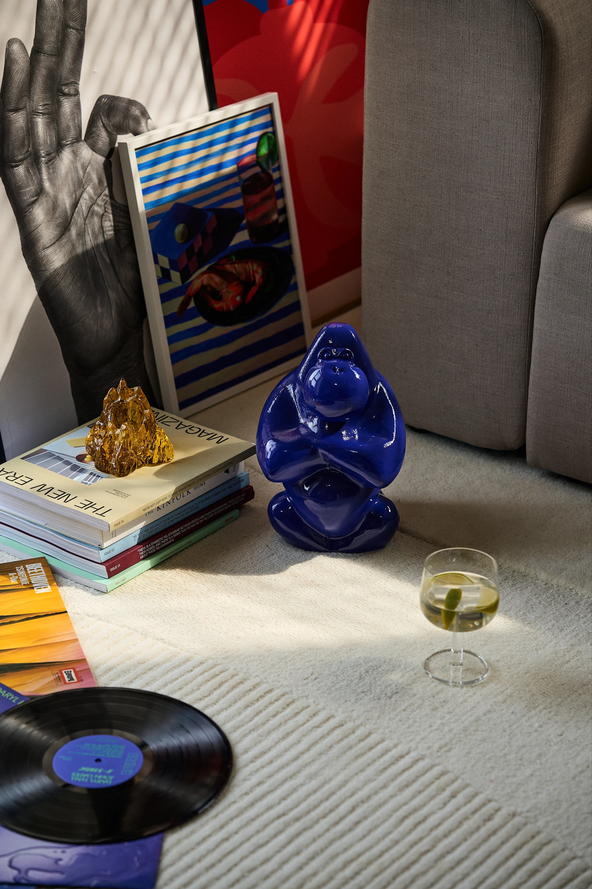 Die Einrichtungstrends des Frühjahrs 2024 bieten Farbe auch in den Details, wie diese hübsche Gabba Gabba-Skulptur von Kosta Boda in Blau.