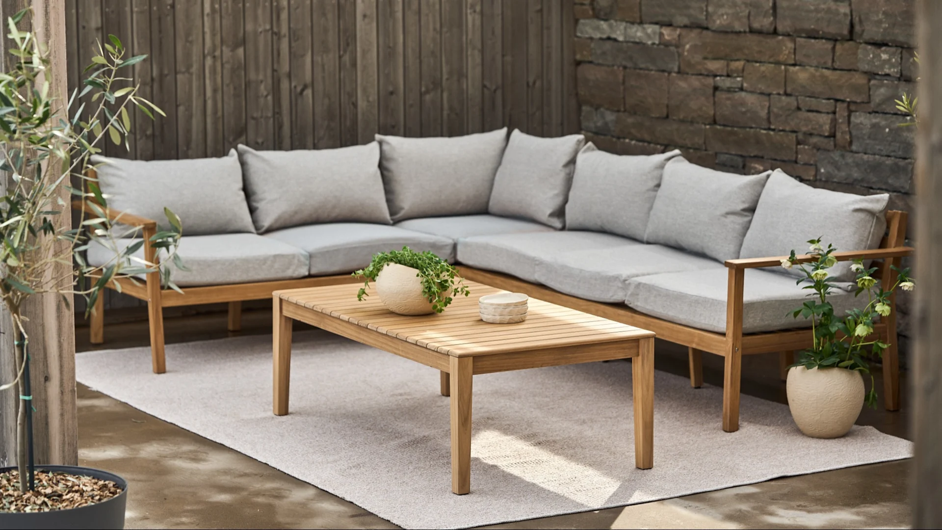 Die Teile des Modulsofas aus der Stockaryd-Kollektion von 1898 lassen sich beliebig kombinieren und anpassen. Hier sehen Sie eine Sitzgruppe mit einem L-förmigen Sofa und einem Tisch davor.