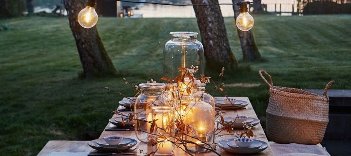 Outdoor Laternen und Windlichter: Schaffen Sie eine gemütliche Atmosphäre für Ihre Gartenparty und dekorieren Sie den Tisch mit zahlreichen Laternen und Windlichtern!