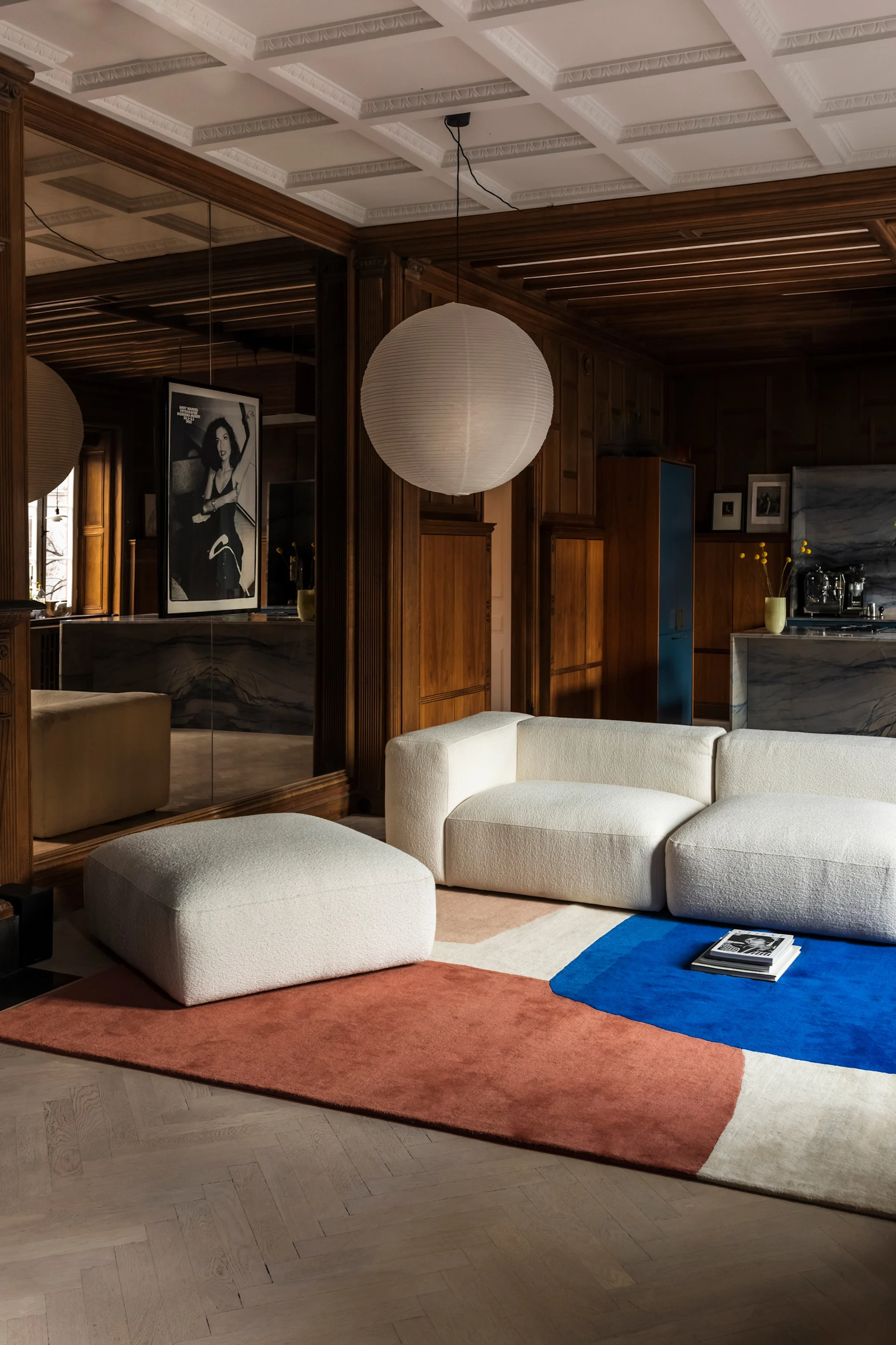 Ein Wohnzimmer mit einem auffälligen Teppich in Blau und Rot, der die Wohntrends 2026 widerspiegelt.