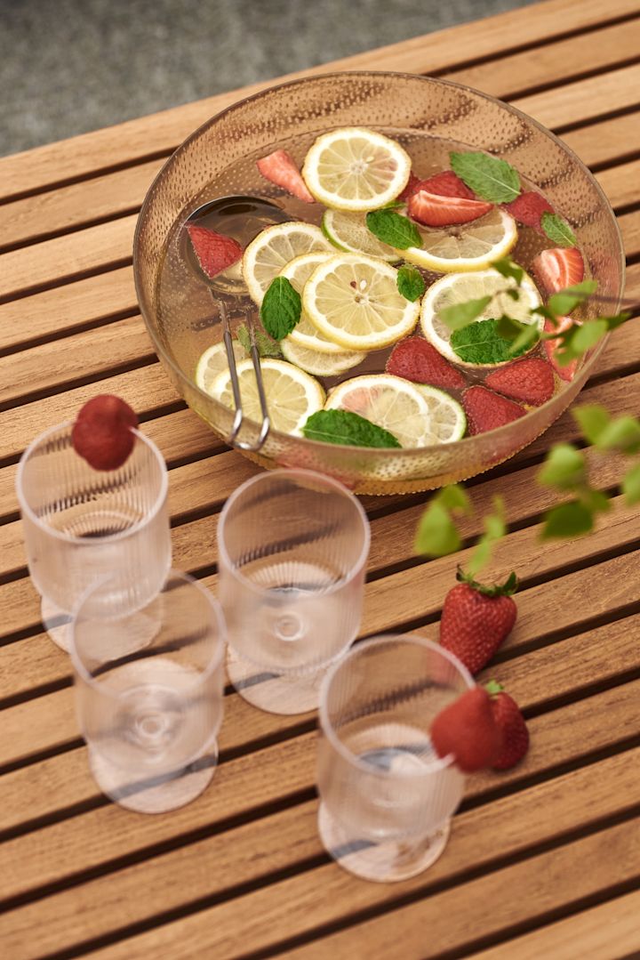 Ein einfaches Sommergetränk: Hier sehen Sie eine mit Zitronen und Erdbeeren gefüllte Glasschale.