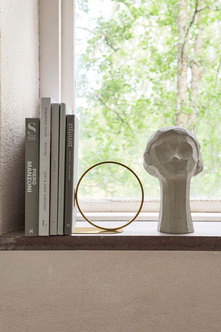 Gestalten Sie eine kuschelige Ecke neben dem Fenster. Bücherstapel -und Ecken erzeugen eine heimelige Atmosphäre - Skulptur von Cooee Design