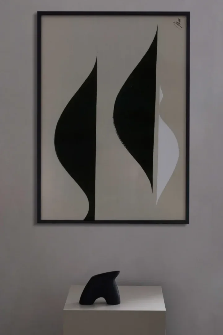 17 stilvolle Poster zur Dekoration Ihres Zuhauses - hier sehen Sie das abstrakte Music 02-Poster von Paper Collective in Schwarz, Beige und Weiß.