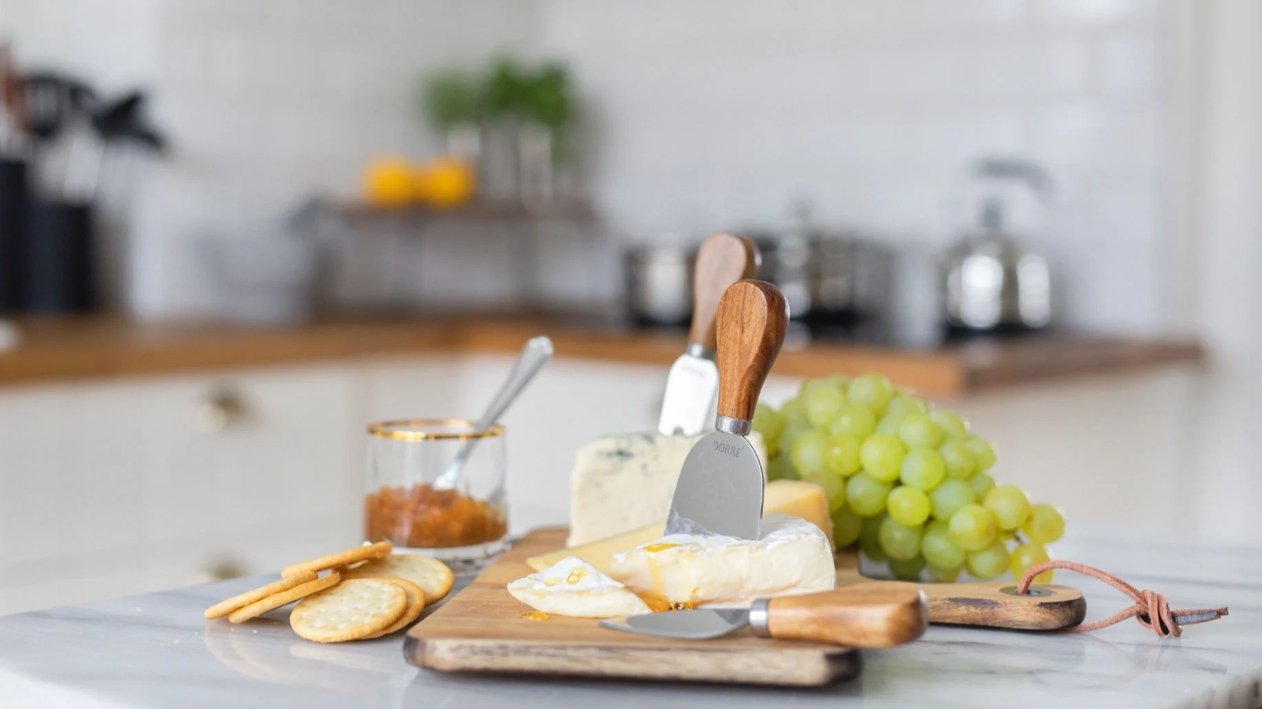 Veranstalten Sie zum Valentinstag einen französischen Abend mit Wein und Käse. Daher eignet sich das Oline Käsetablett mit entsprechendem Besteck von Dorre gut als Valentinstagsgeschenk.