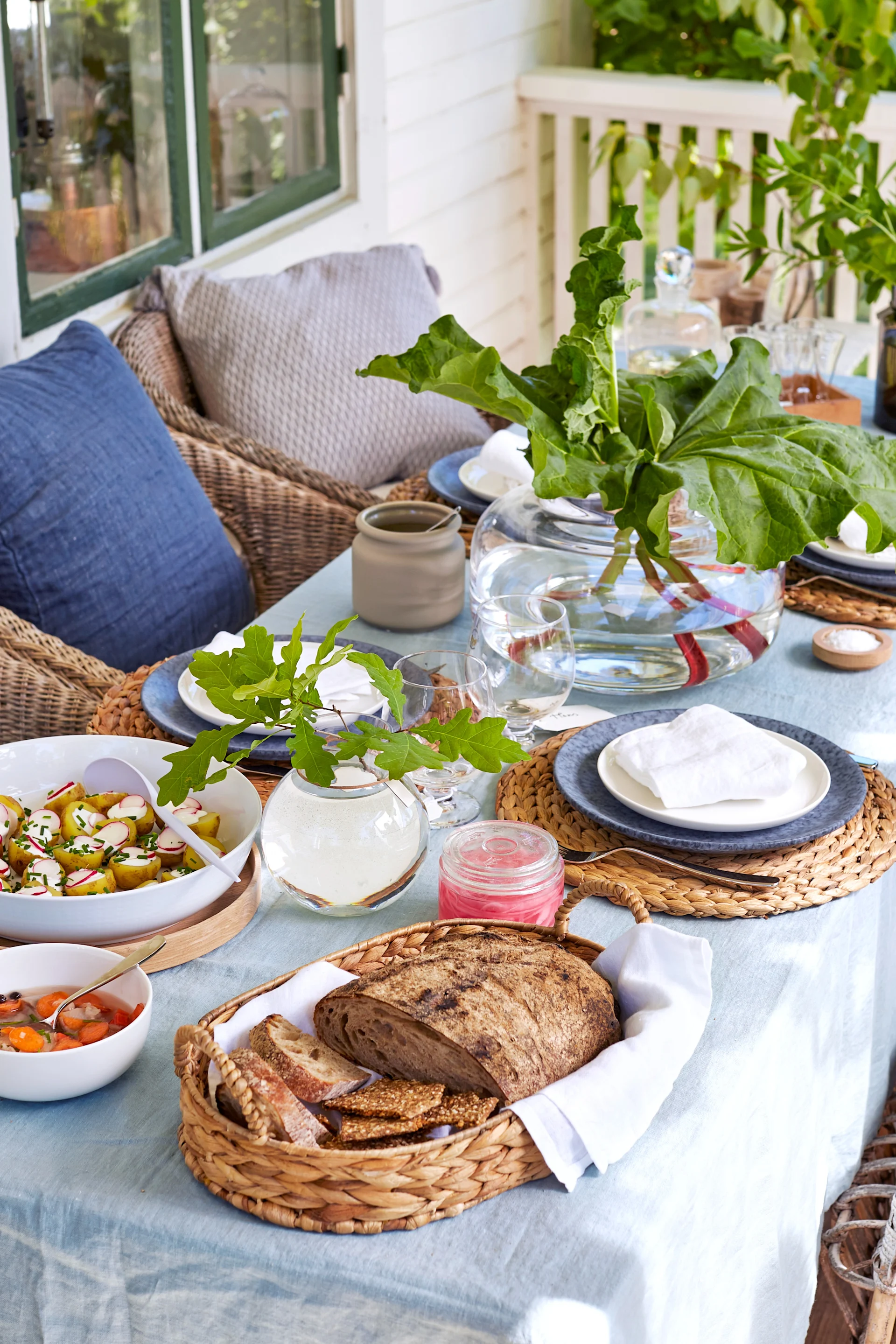 So organisieren Sie ein Grillfest – hier die Bloomingville Platzdecke geflochten