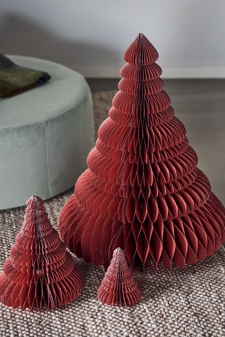 Dekorieren Sie Ihren Baum dieses Jahr mit dem Weihnachtsbaumschmuck 2021 in den 4 verschiedenen Stilen der Nest Trends – Nurture, Share, Boost und Cultivate. Hier sehen Sie drei rote Weihnachtsbäume aus Papier von Broste Copenhagen, die Ihrem Zuhause ein warmes Weihnachtsgefühl verleihen werden.