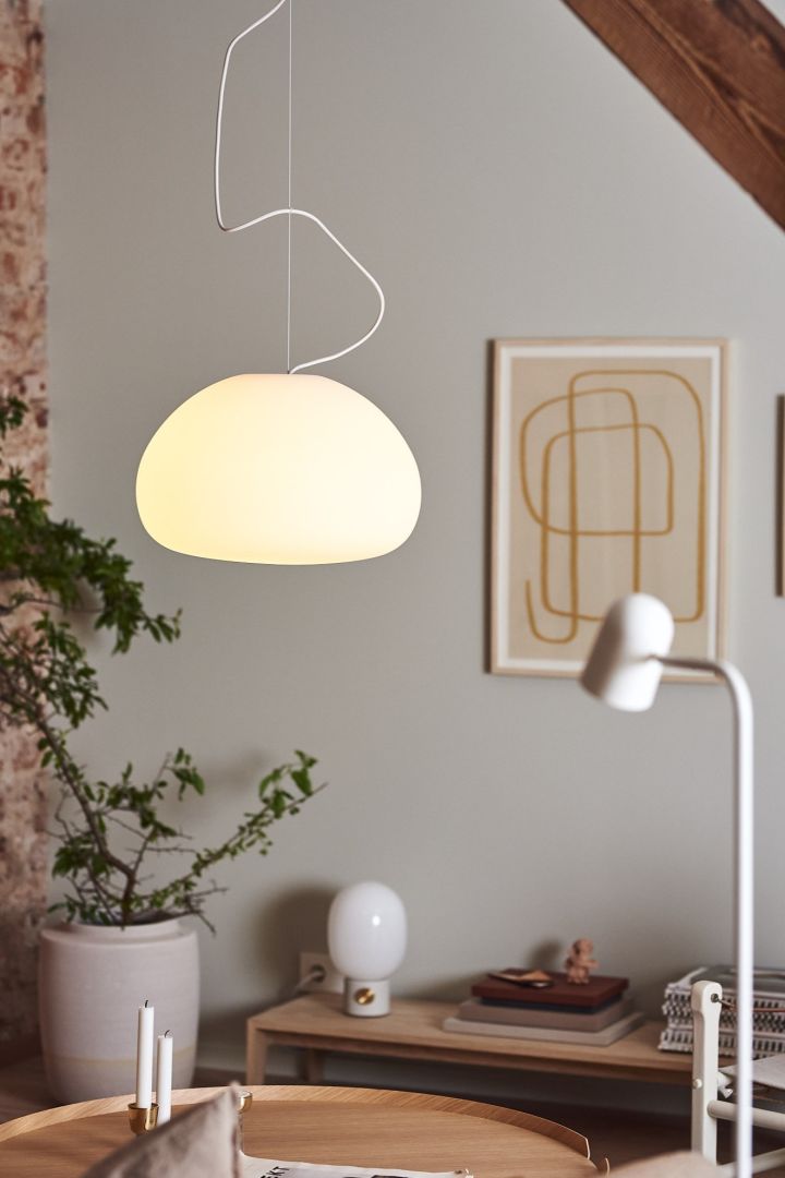 Wohntrends 2021 - beige und harmonische Farbtöne und runde Formen wie diese Lampe von Muuto.