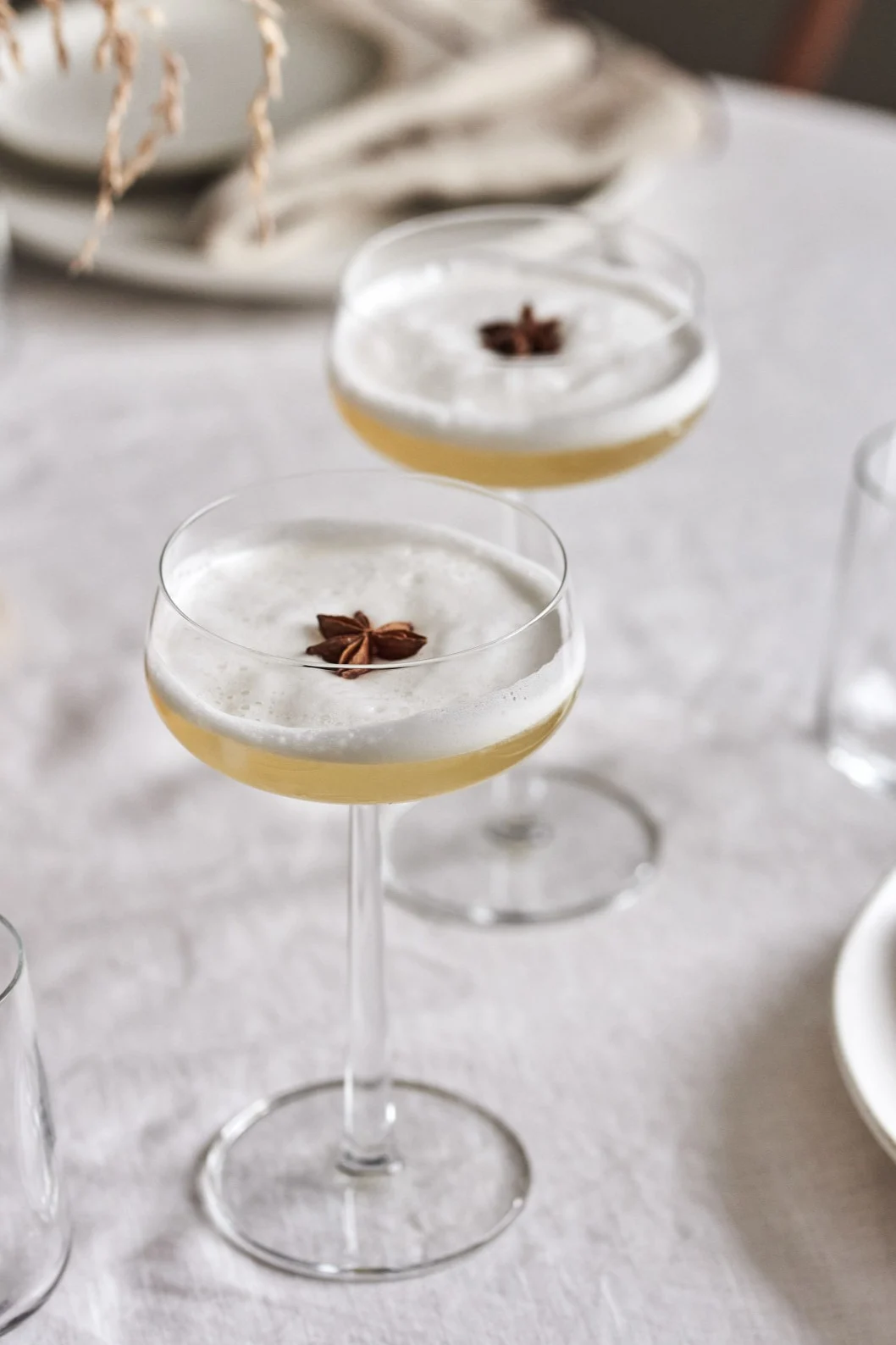 Verschiedene Arten von Cocktailgläsern: Welches Glas für welchen Cocktail? Hier sehen Sie ein Champagnerglas, das hervorragend für Longdrinks oder Champagner verwendet werden kann.