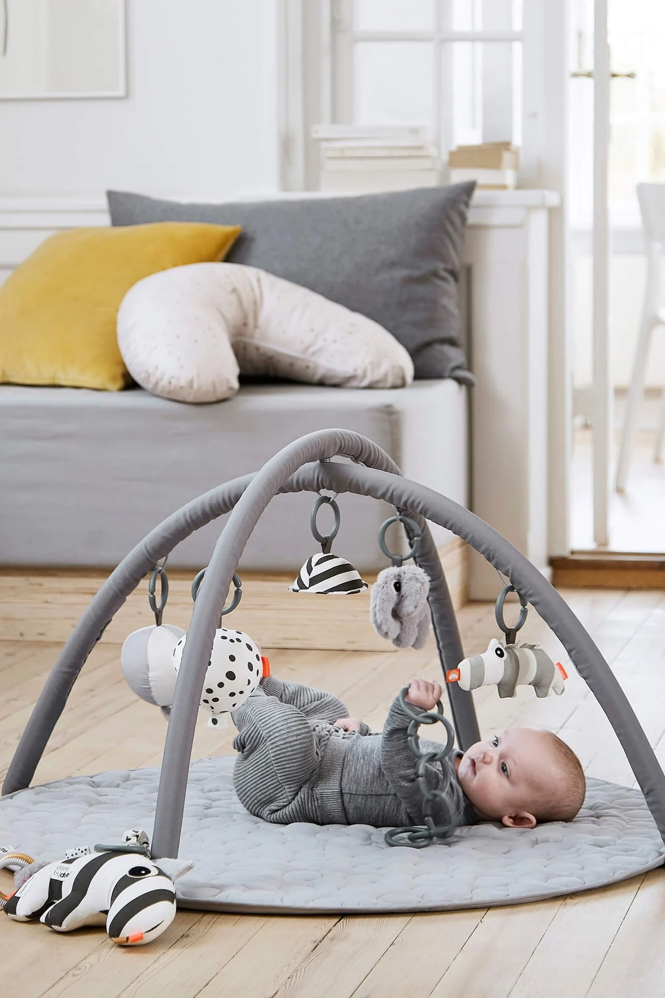 Das Plüschtier Kalle von Bloomingville in Form eines Oktopus sieht nicht nur niedlich aus, sondern verbirgt auch eine Rassel im Inneren, was es zu einem tollen Geschenk zur Babyparty macht.