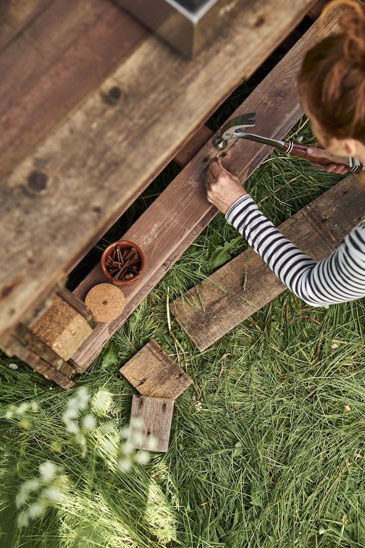 Outdoor Küche selber bauen: Bauen Sie eine einfache Outdoor-Küche in Ihrem Garten, indem Sie nur Europaletten und Werkzeuge von zu Hause verwenden. 