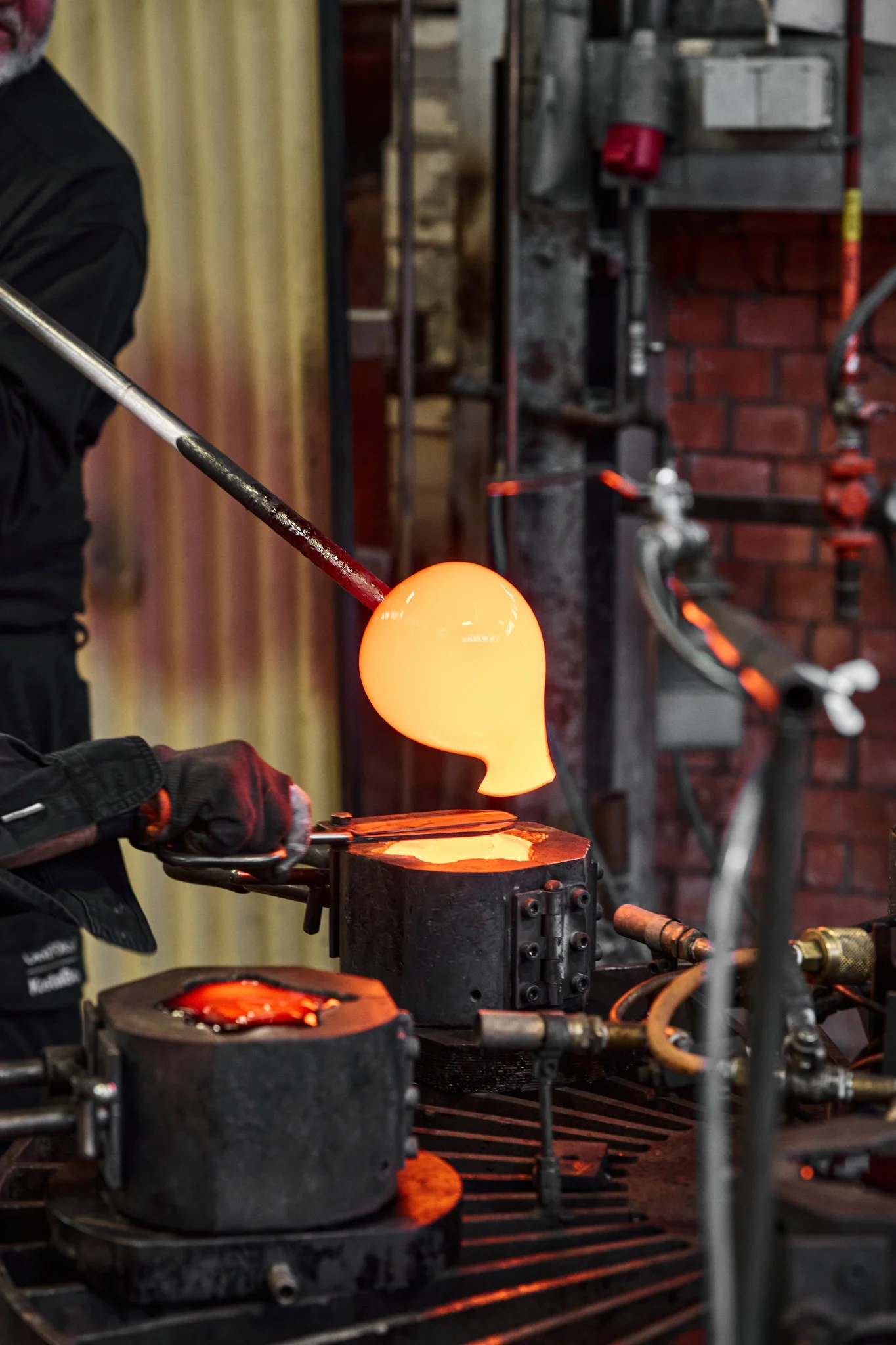 Der noch heiße Kerzenhalter The Rock wird in Form gebracht.