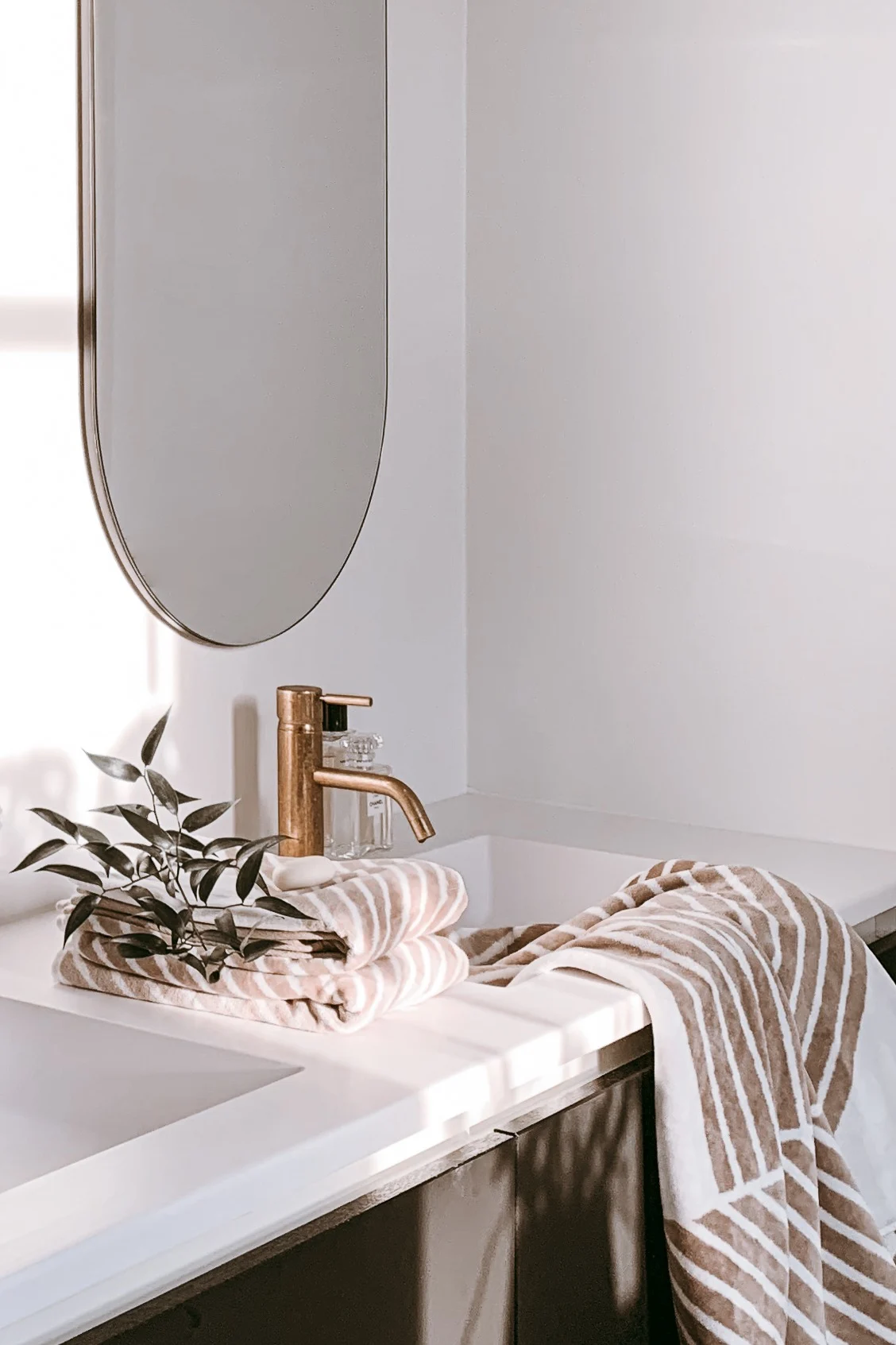 Geschenkideen zu Weihnachten: Handtücher, wie die beige-gestreiften von NJRD, sind ein kuscheliges Weihnachtsgeschenk.