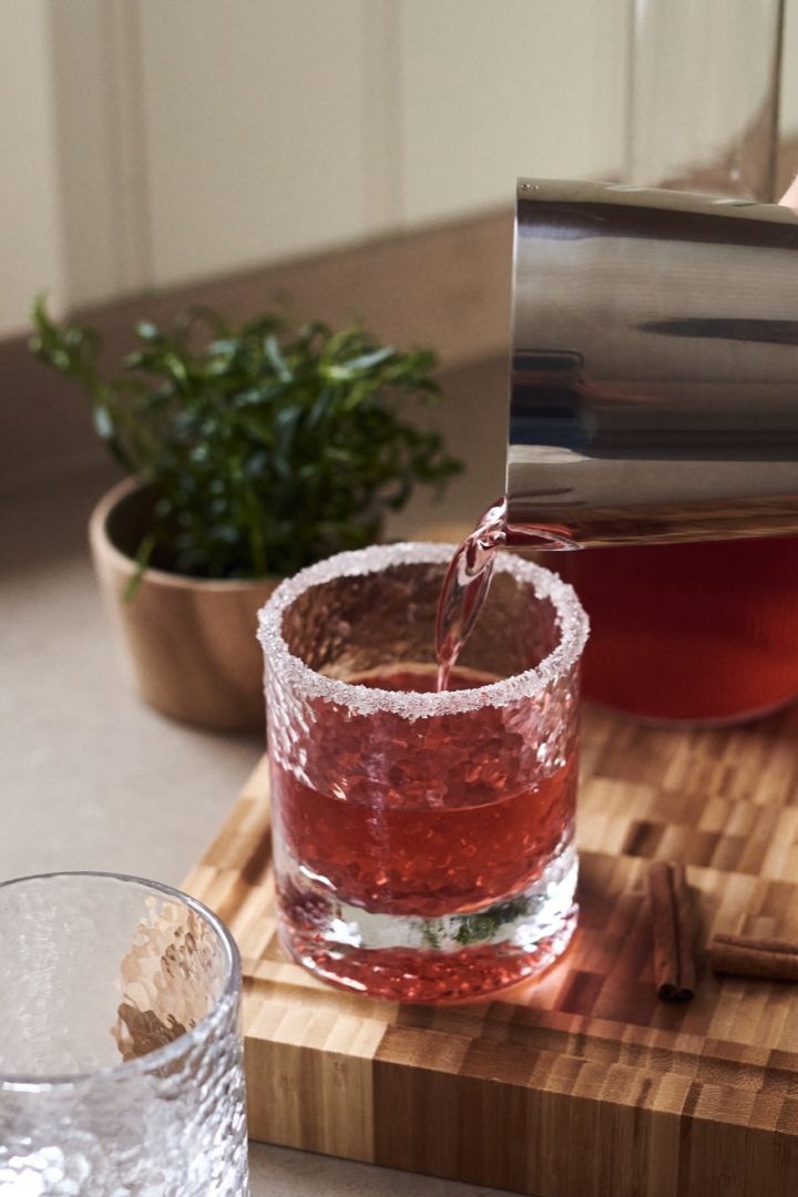 Verschiedene Arten von Cocktailgläsern: Welches Glas für welchen Cocktail? Hier sehen Sie einen weihnachtlichen Cocktail mit Zuckerrand am Forma Wasserglas von Holmegaard.