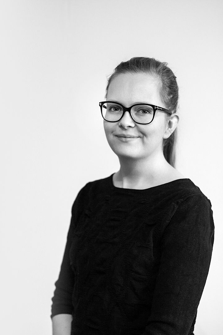 Ein schwarz-weißes Bild von Ragnheiður Ösp Sigurðardóttir, der Designerin des Knotenkissens. 