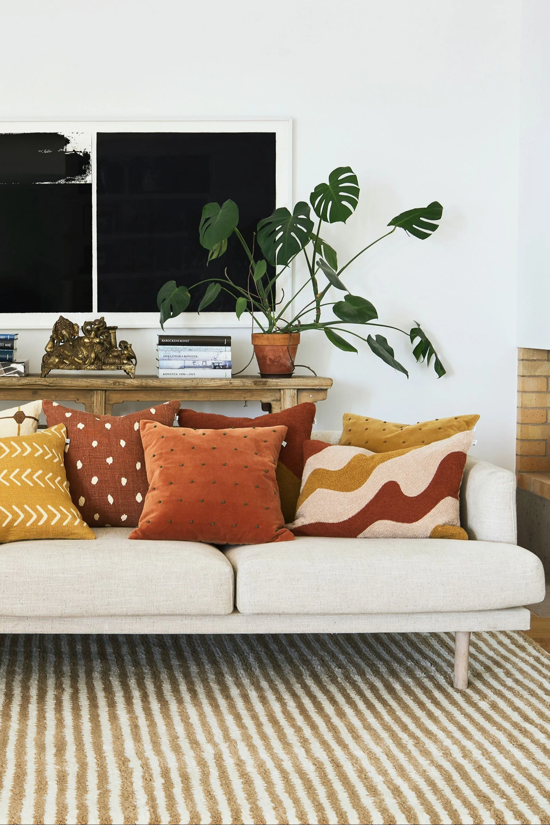 Gemusterte Kissen sind ein Muss für die perfekte Boho Deko. Hier sehen Sie eine Couch mit mehreren Kissen von Chhatwal & Jonsson, darunter Roma und Lodi.