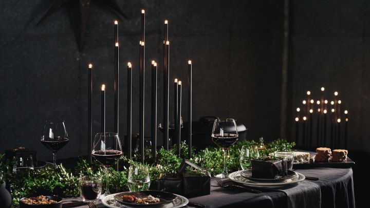 Eine dramatische Tischdeko in Schwarz: Hier sehen Sie Elflugan Grande als einzigartigen Tischschmuck auf einem schwarz gedeckten Tisch. 