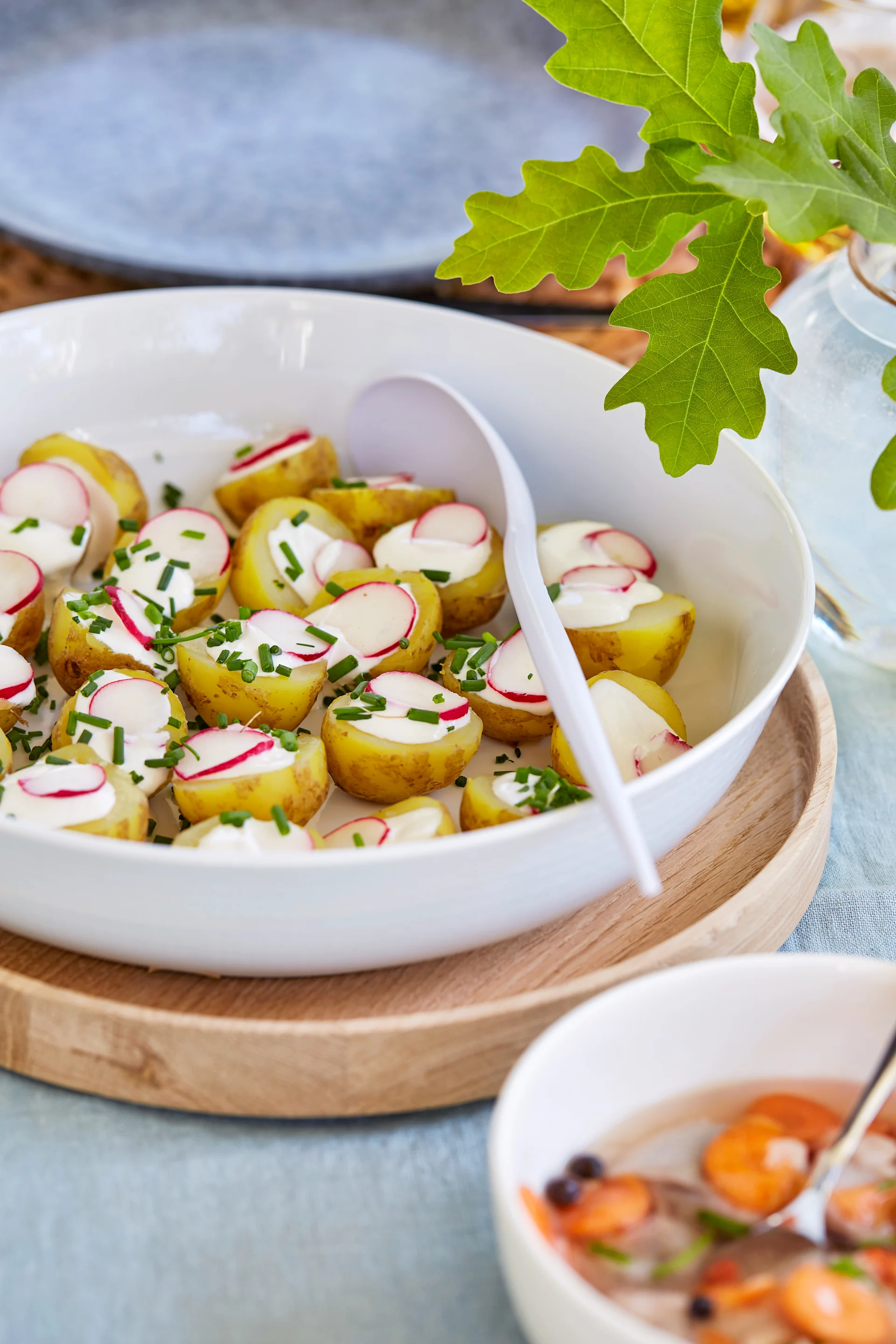 So organisieren Sie ein Grillfest – hier das Luna Tablett aus Eiche von Applicata