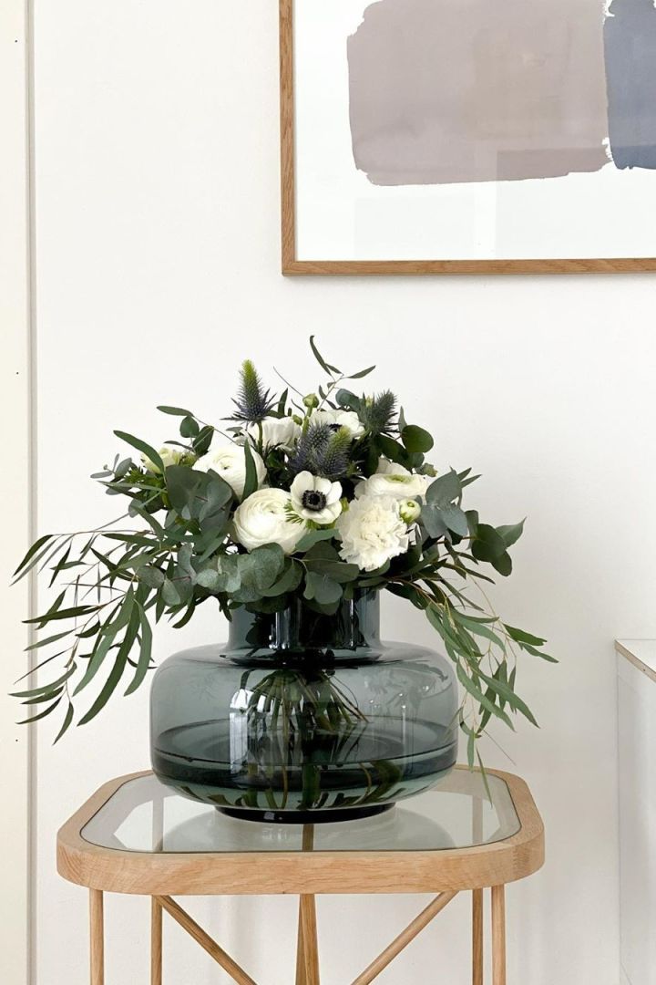 Flur gestalten – hier die Urna Vase von Marimekko, die der neutralen Dekoration einen Farbtupfer verleiht. 