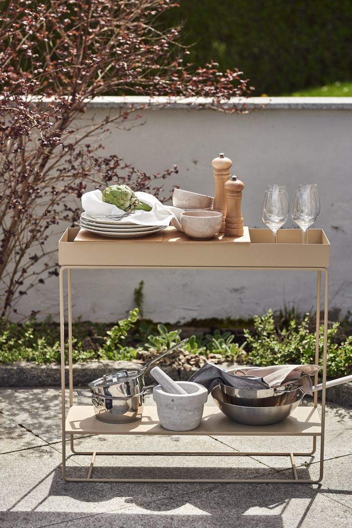 Die beigefarbene Plant Box von Ferm Living ist das perfekte dekorative Detail für Ihre Außenüche, die mit Tellern, Töpfen, Weingläsern und Besteck geschmückt werden kann.