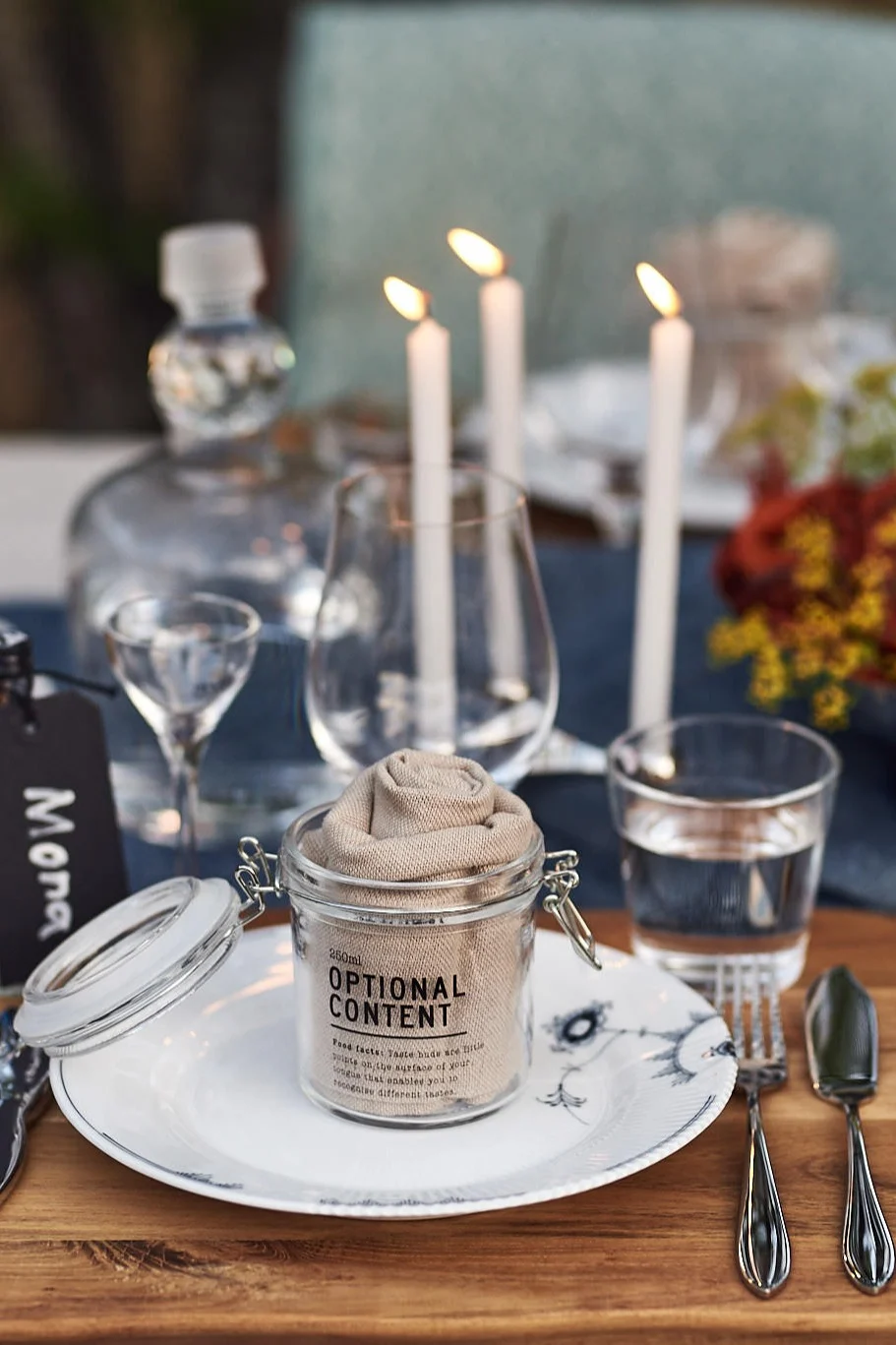 Die ERNST-Leinenserviette lässt sich ganz einfach wie eine Rose falten und in ein Glasgefäß legen, eine garantiert beliebte Art, die Serviette zu falten!