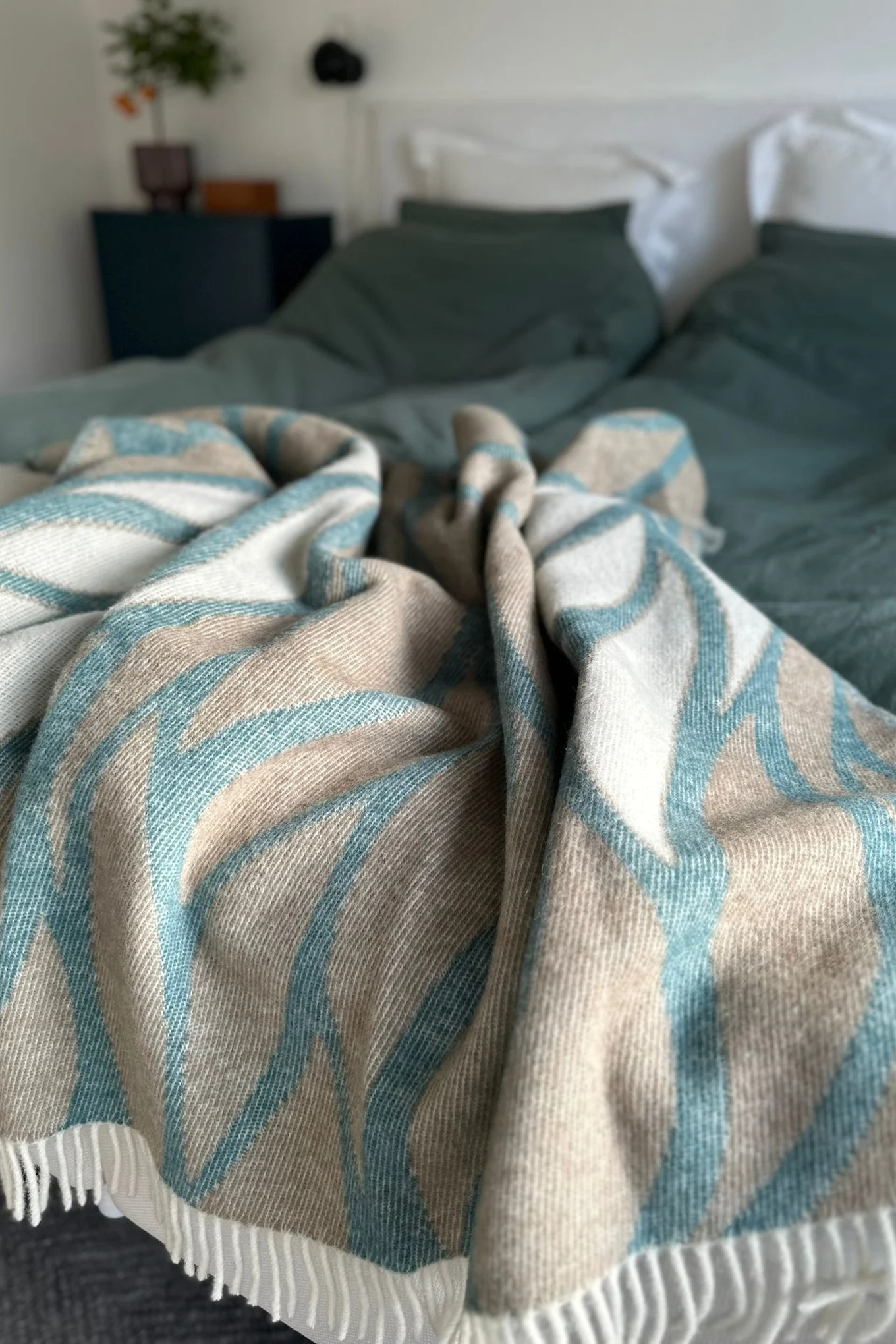 Smaragdgrün und Blaugrün werden 2026 ein wichtiger Trend bei den Innenraumfarben sein. Hier sehen Sie eine smaragdgrüne Tagesdecke von Classic Collection.