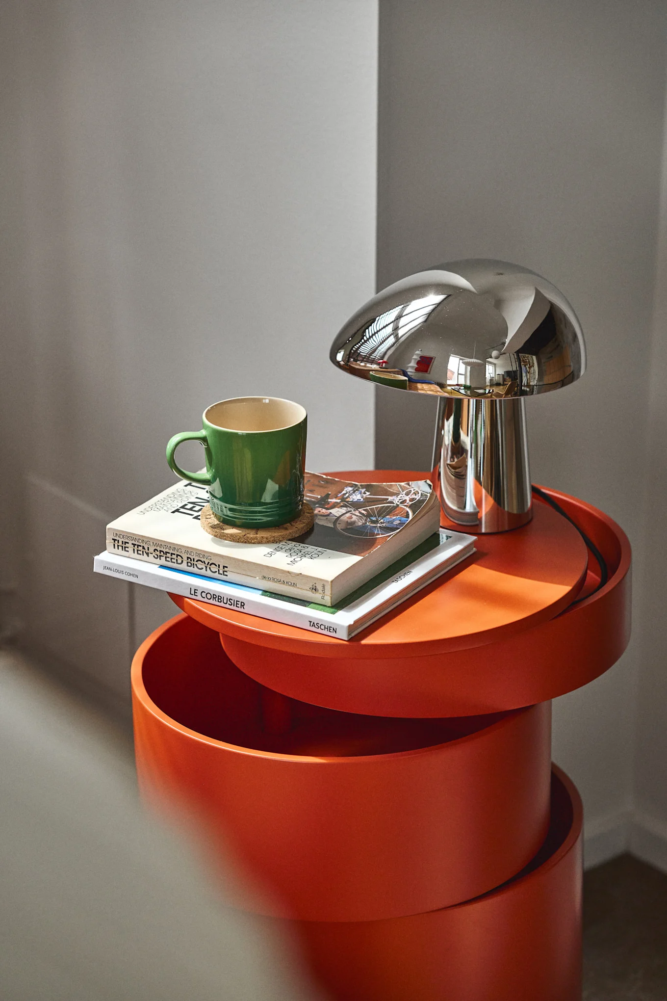 Orange wird im Jahr 2025 ein großer Farbtrend in der Inneneinrichtung sein. Hier sehen Sie den orangefarbenen Barboy von Verpan in einem Rostorange-Ton.