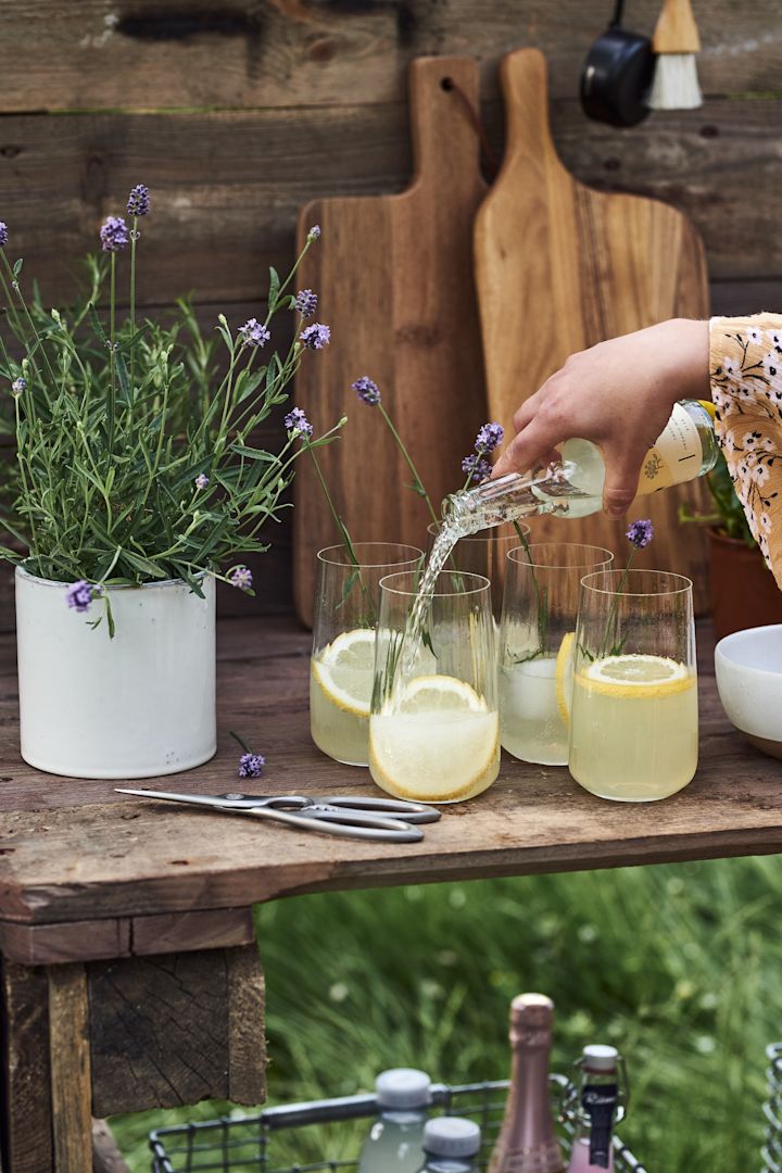 Outdoor Küche selber bauen: Eine erfrischende, selbstgemachte Limonade aus Ihrer Outdoor-Küche ist die perfekte Art, Ihre Gäste in diesem Sommer zu begrüßen. 