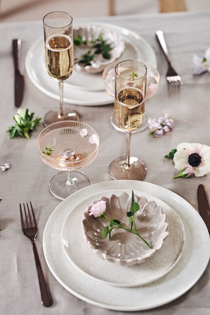 Die Teller Asparagus und die Schale Fiona von By On sind ein schönes und nützliches Geschenk zur Hochzeit.