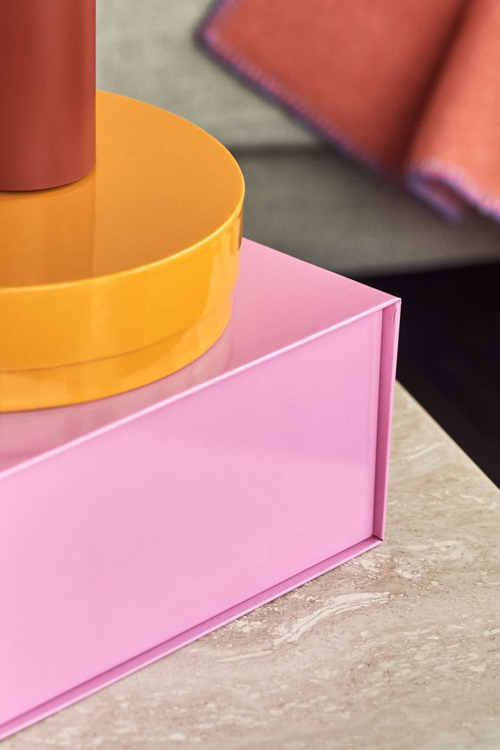 Aufbewahrungsboxen von HAY in Orange und Pink – die Trendfarben der Wohntrends 2023.
