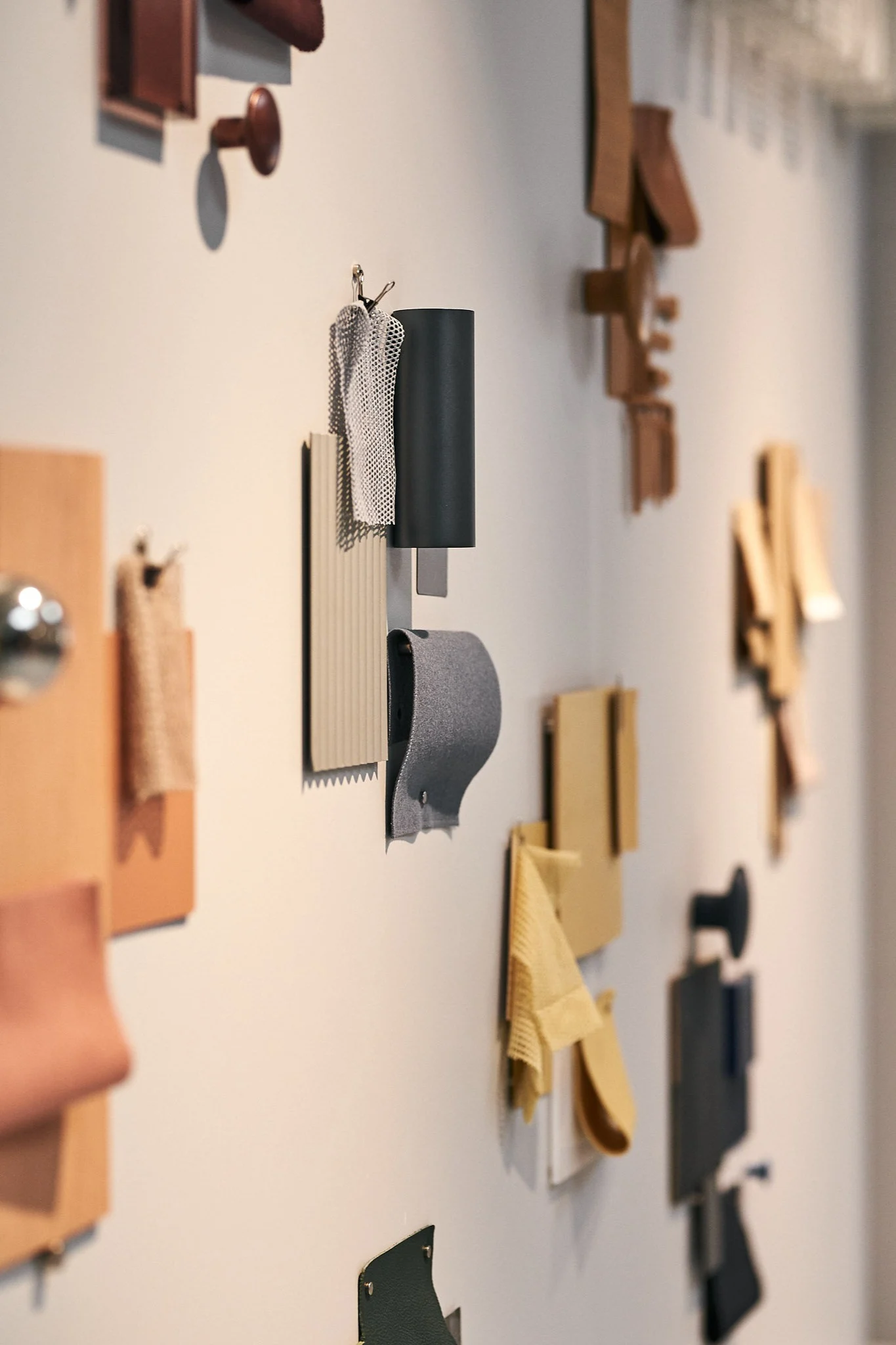 Ein Blick hinter die Kulissen von Muuto, wo Stoffmuster von der Entstehung neuer Produkte der Marke zeugen. 