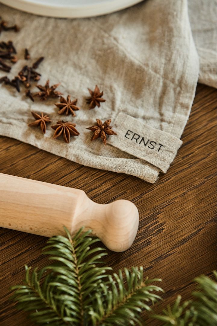 Skandinavischer Glühwein und weitere Weihnachtsrezepte: Hier sehen Sie ein Nudelholt und eine Serviette von ERNST, darauf etwas Sternanis.