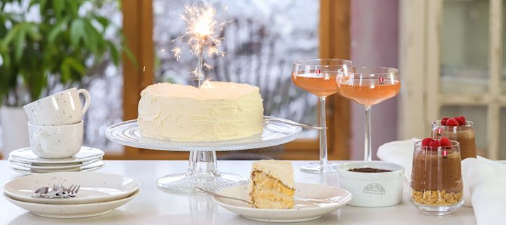 Schokodesserts für Silvester von Baka med Frida: Hier sehen Sie Fridas schokoladige Kreationen zusammen auf einem Bild - die Silvestertorte, das Schokoküchlein und der schokoladige Käsekuchen.