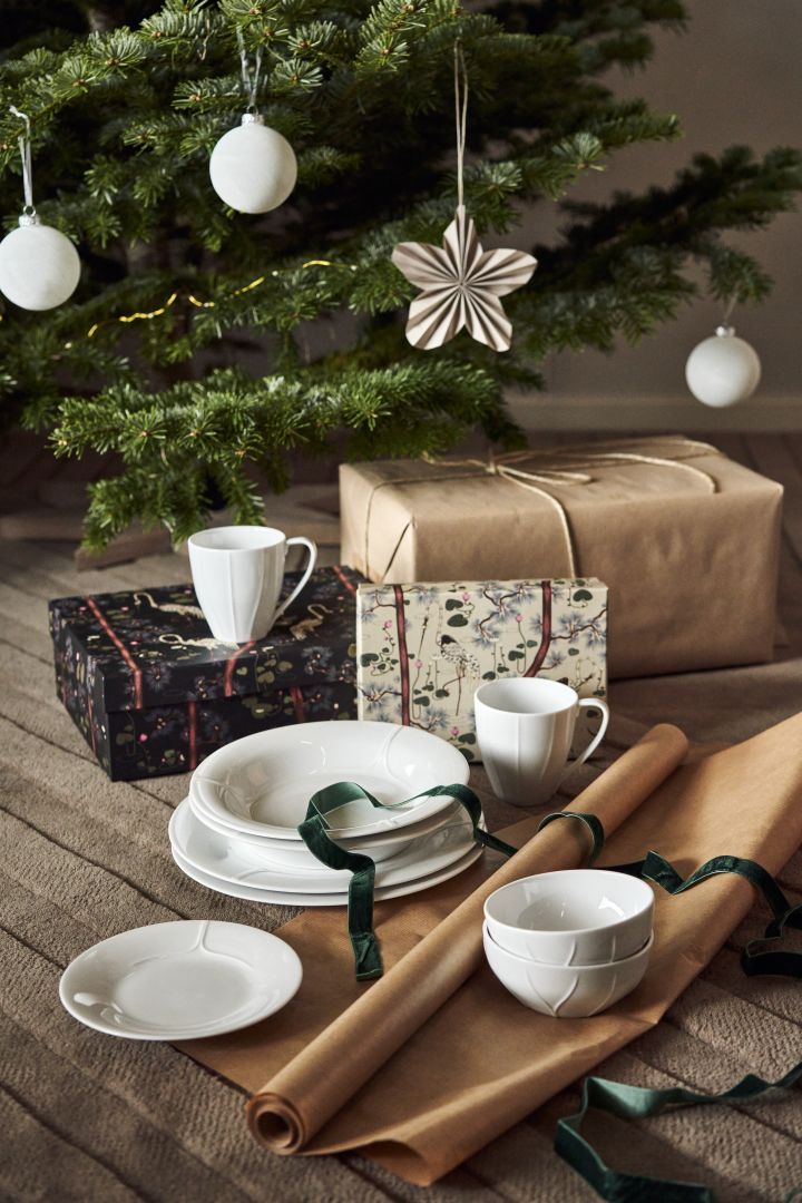Verschenken Sie dieses Weihnachten skandinavische Designfavoriten. Hier sehen Sie ein Weihnachtsgeschenkset, welches das Rörstrand Pli Blanc Geschirr enthält. 