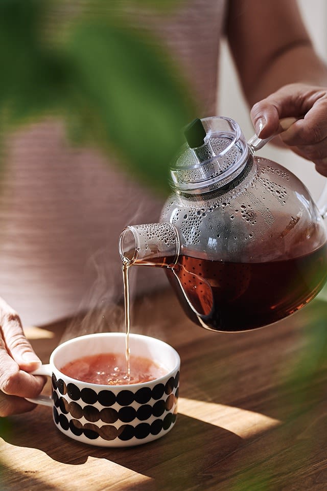 Frisch gebrühter Tee wird aus der Kettle-Teekanne von Menu aufgegossen. 