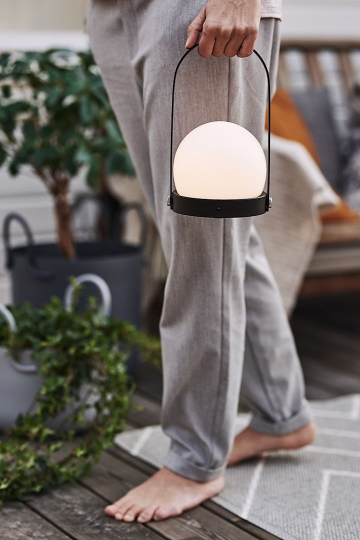 Die Terrasse wird von der LED-Lampe Carrie von Menu beleuchtet - perfekt für den Kaffee auf dem Balkon. 