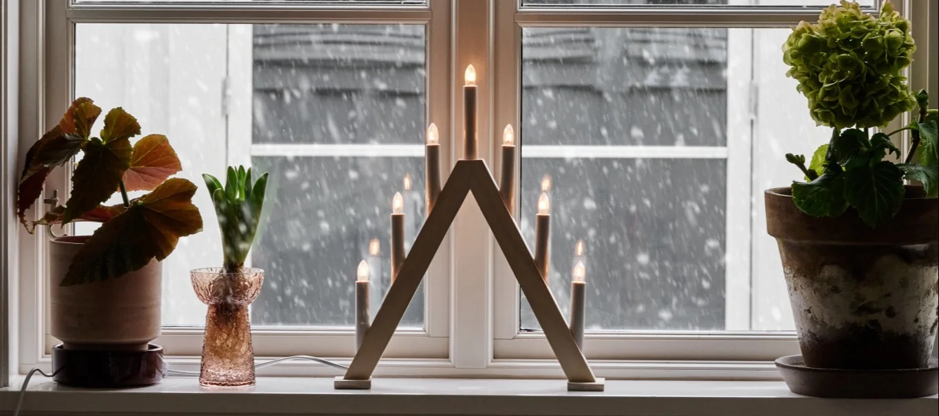Dekorieren Sie Ihre Fensterbank, indem Sie verschiedene Objekte mit unterschiedlichen Größen und Höhen in Gruppen organisieren, so beispielsweise eine Tischleuchte, Vasen mit Blumen und Kerzenhalter.