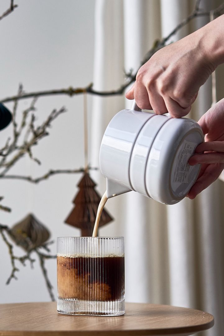 Einfache Weihnachtscocktails: Gießen Sie den Kaffee in das Ripe Glas von Muubs und die heiße Milch auf der Lines-Kanne von NJRD zum Kaffee.