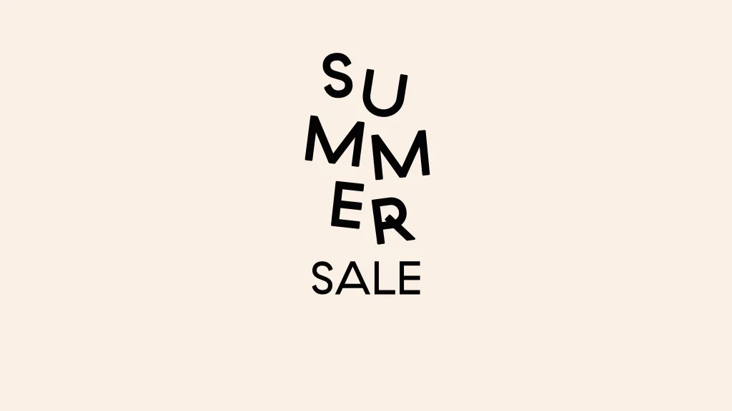 Text "SUMMER SALE", wobei "SUMMER" vertikal gestapelt und schief ist, "SALE" darunter.