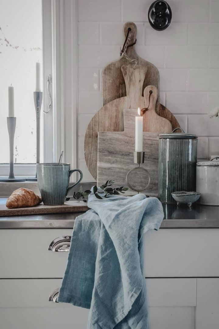 Boho und weitere Einrichtungsstile: Hier sehen Sie eine romantisch-rustikal eingerichtete Küche in zahlreichen Holz- und Blautönen der Instagram Userin @svenngaarden.