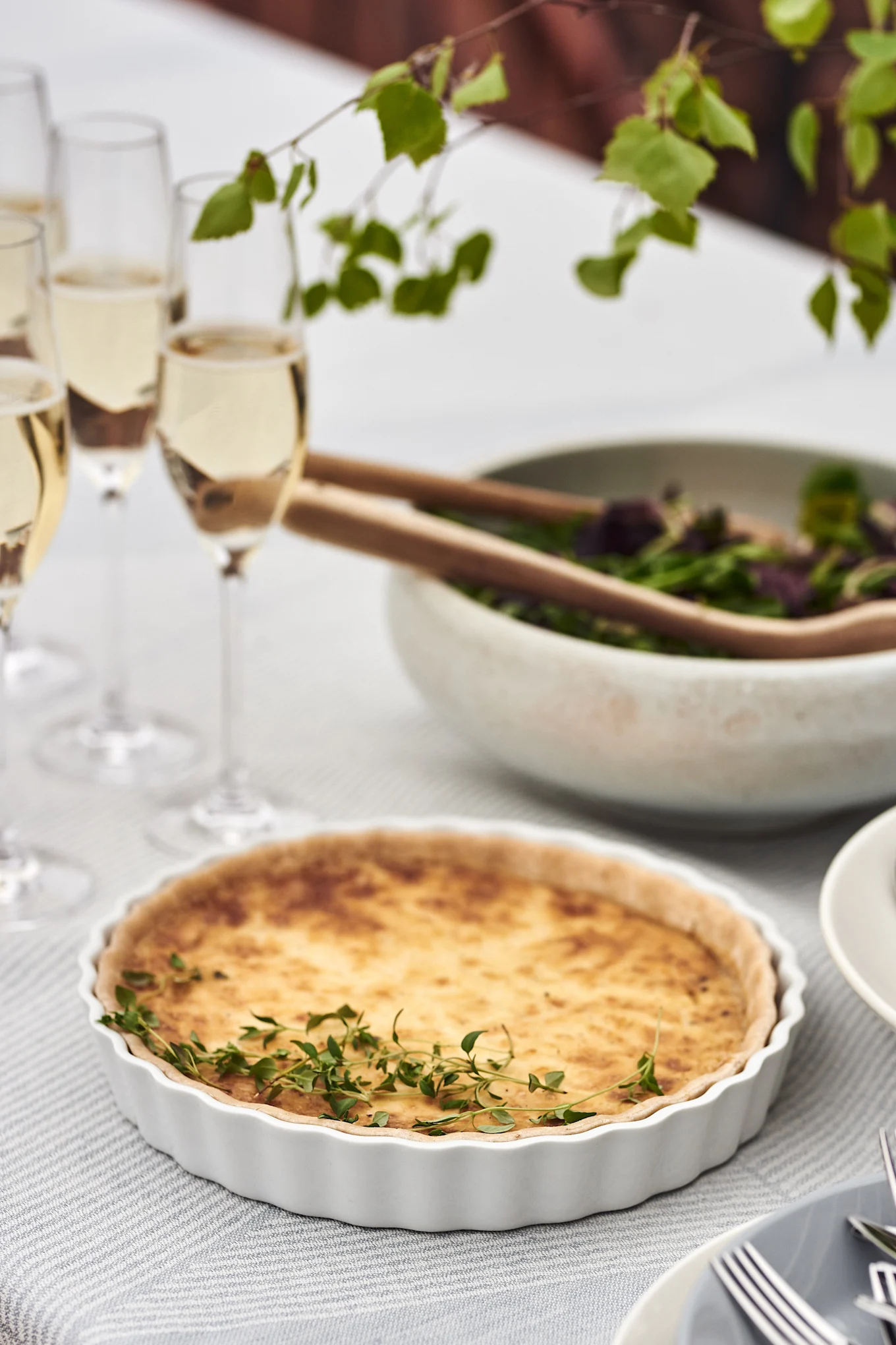 Ein Västerbottenpaj, hier auf einem gedeckten Tisch stehend, gehört traditionell zu jedem Krebsfest in Schweden.