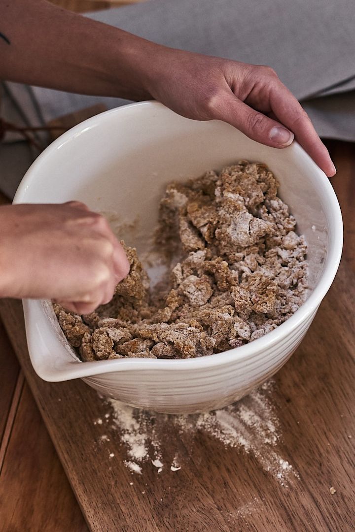 Mehr Freude am Kochen – hier sehen Sie das Lantliv Gefäß spillkum 2 L von Paradisverkstaden in der Farbe Havre, welches eine rustikale Schale mit Ausgießer aus Steingut ist.