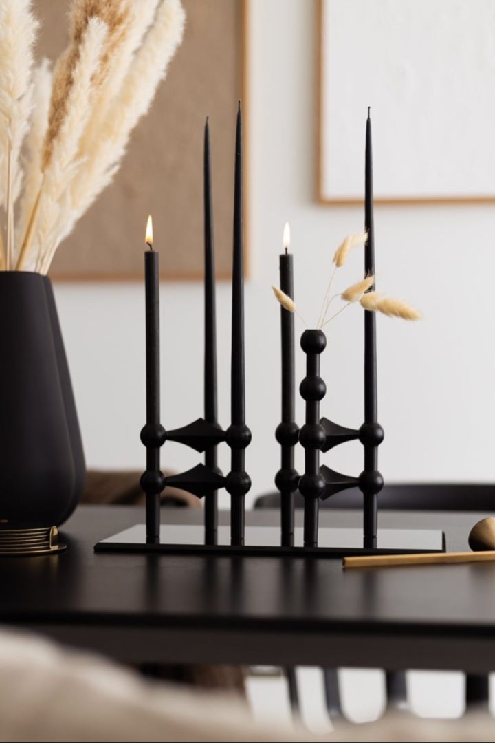 Boho und weitere Einrichtungsstile: Hier sehen Sie den schwarzen Nagel Kerzenhalter von STOFF mit schwarzen Kerzen, dekoriert von der Instagram Userin @bythun.