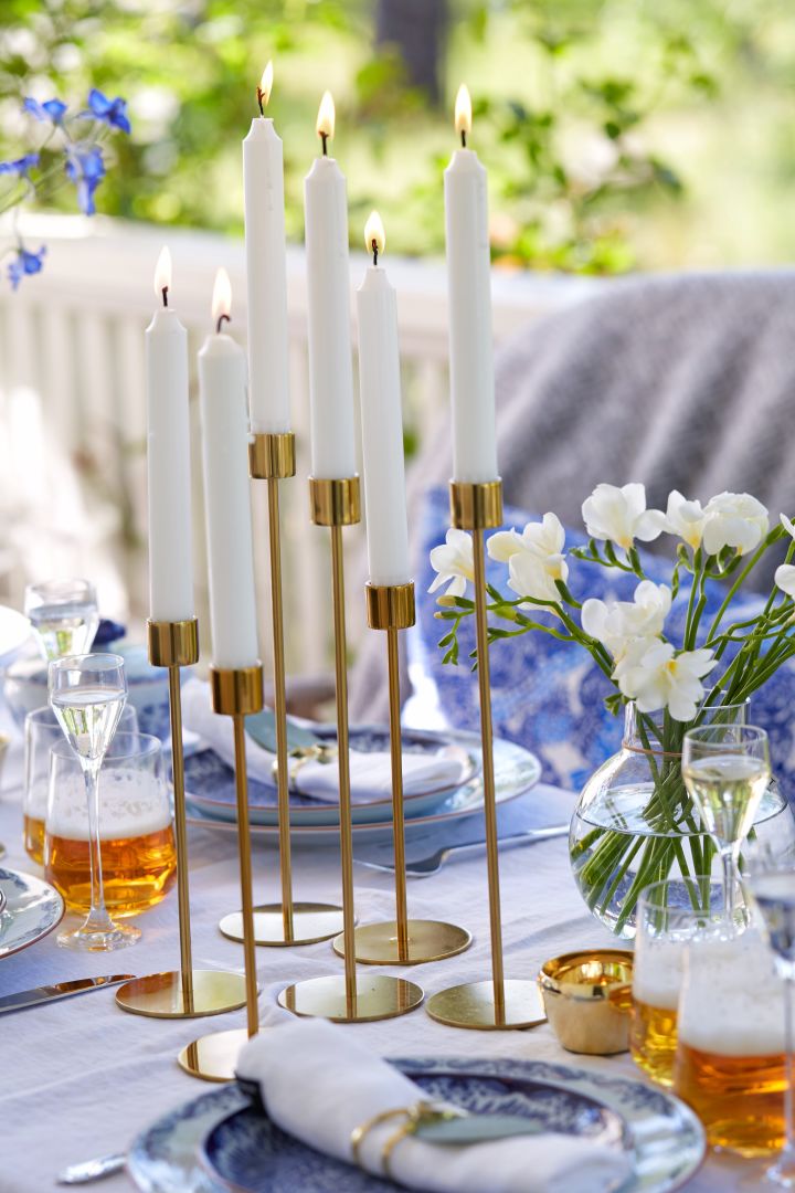 Tischdeko für den Sommer – hier die Kerzenhalter von Cooee Design in brass.