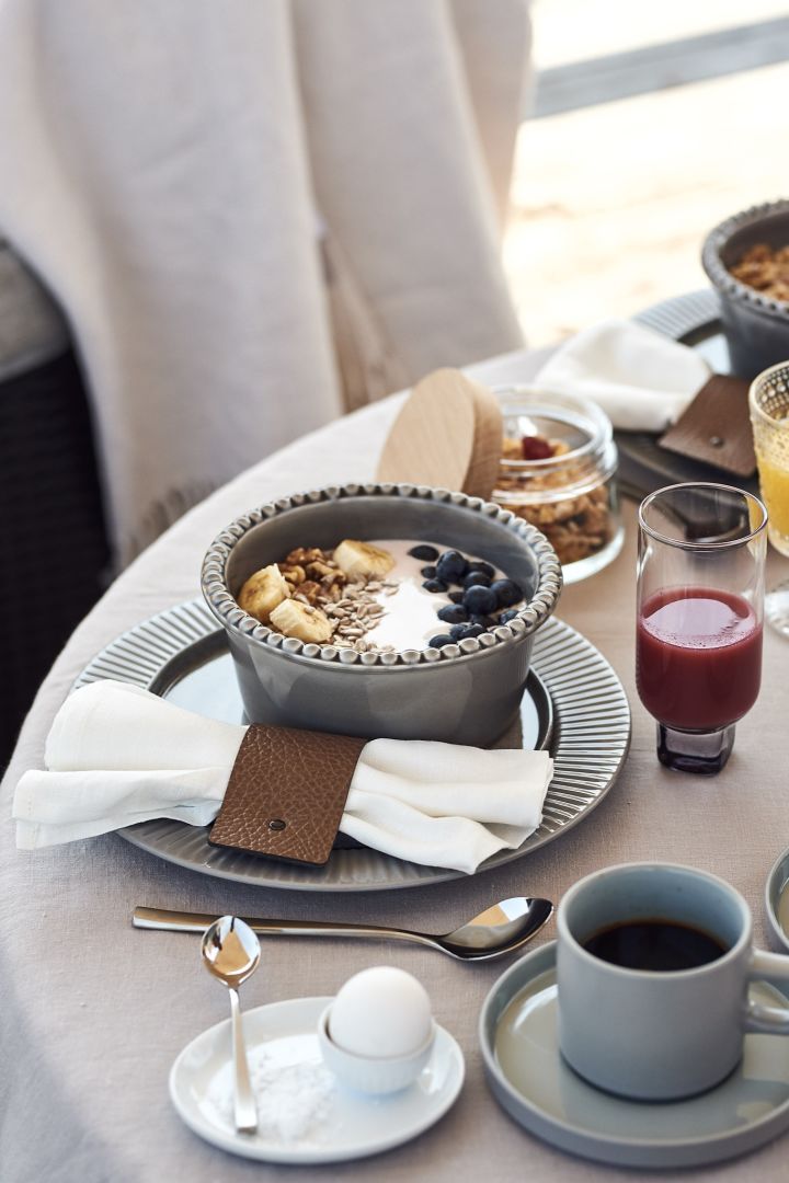 Kreieren Sie ein Hotelfrühstück Zuhause mit Hotelfrühstück zu Hause mit Smoothiebowls, Eiern und Kaffee