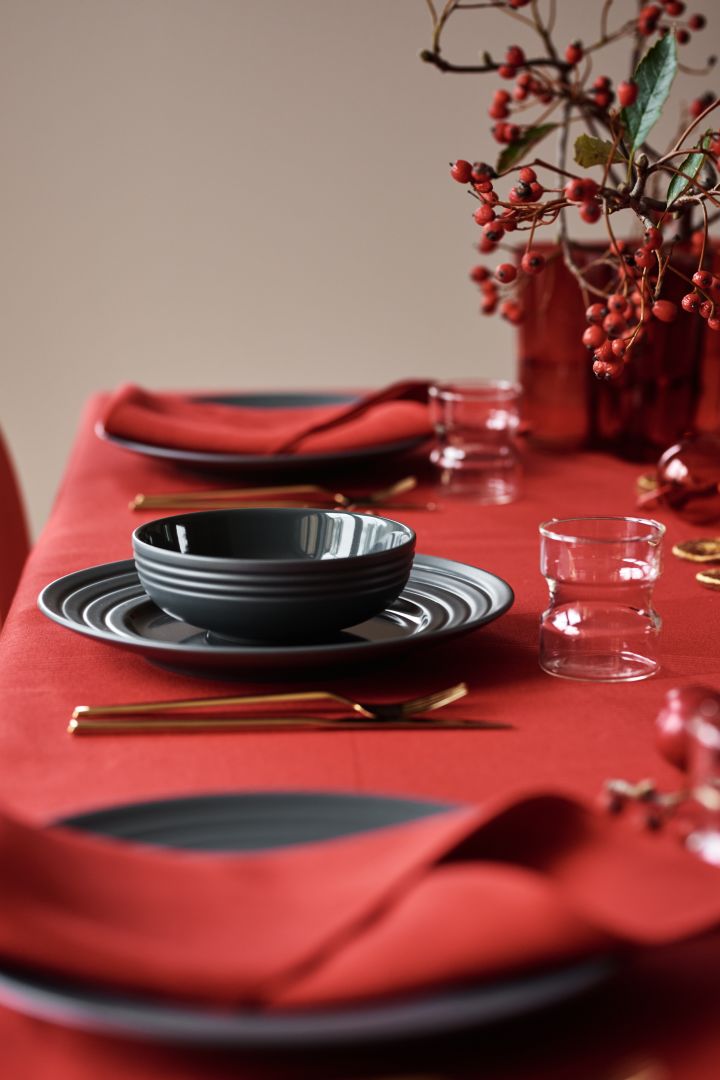 Hier sehen Sie eine unserer 5 Weihnachts-Tischdekorationen: Ein weihnachtlich gedeckter Tisch mit NJRD in Rot und Schwarz.