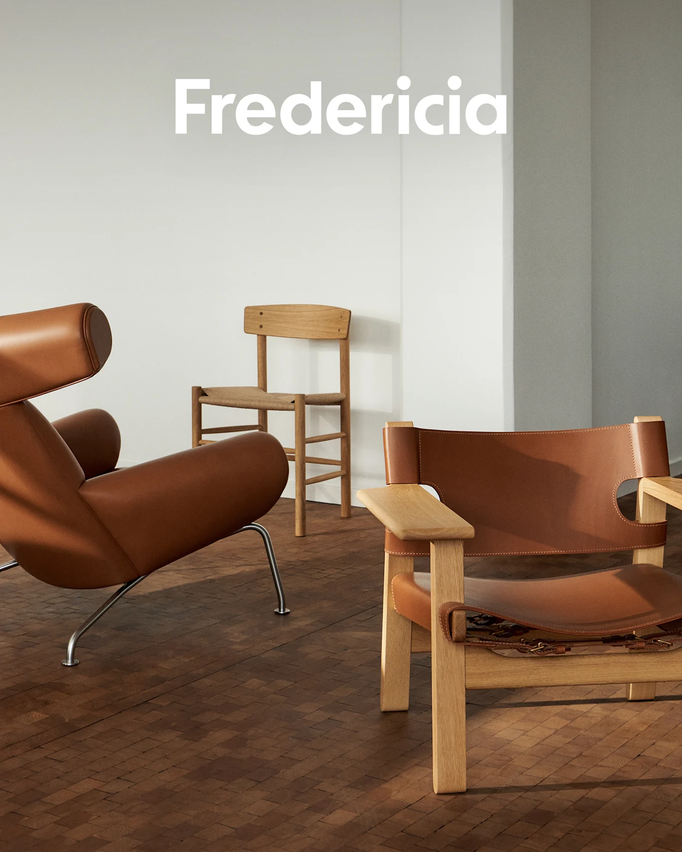 Fredericia Logo. Drei Designerstühle: brauner Leder-Loungesessel, geflochtener Holzstuhl, heller Holzsessel mit Leder.